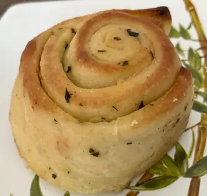 Roll de ajo y albahaca