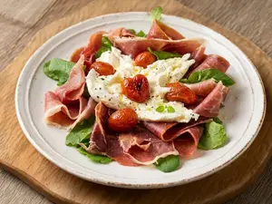Burrata con jamón crudo
