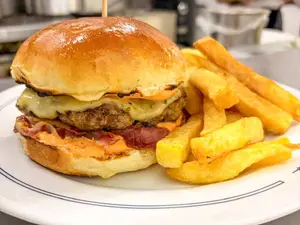 Hamburguesa unita 180gr, sale con fritas