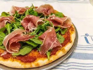 Jamón crudo rúcula y parmesano