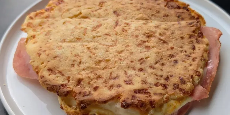 Pan de chipa con jamón y queso