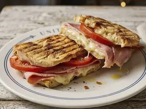 Prensado jamón, queso y tomate