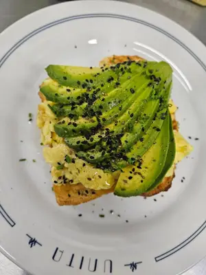 Tostada con palta y huevo revuelto