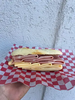 Mortadela clásica y queso
