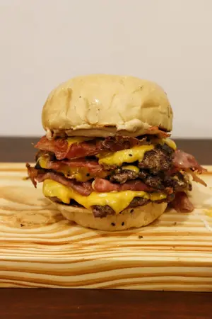 Burger extra bacon triple