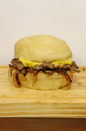 Grilled onion simple burger
