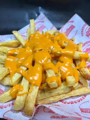 Papas fritas con cheddar
