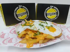 Papas fritas con cheddar y huevo