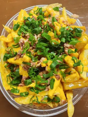 Papas cheddar,panceta y verdeo