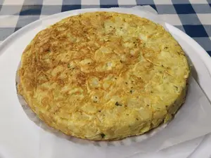 Tortilla de papa con cebolla