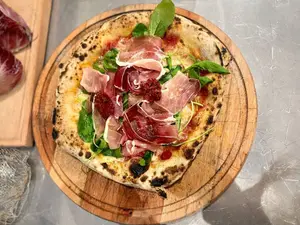 Prosciutto, rúcula y parmesano