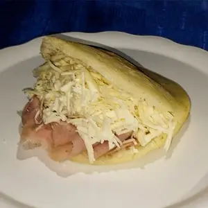 Arepa De Jamon Y Queso