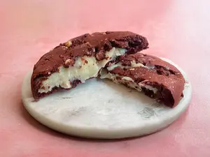 Cookie rellena de red velvet