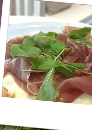 Pizza jamón serrano y rucula