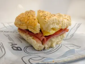 Sandwich, jamón, queso y tomat