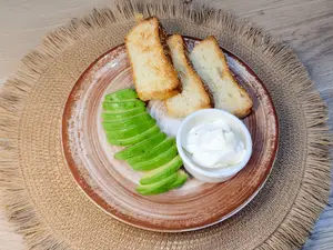 Tostadas, palta y queso crema