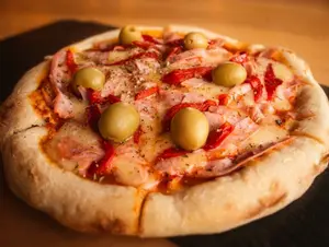 Pizza jamón y morrones