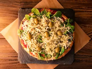 Pizza rúcula y parmesano