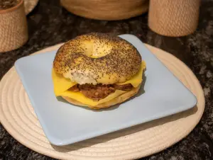 Bagel con carne braseada