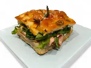 Focaccia con mortadela