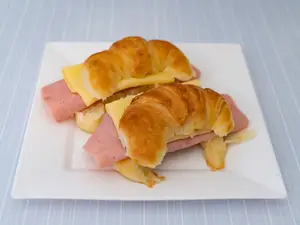 Medialunas De Jamón Y Queso X2