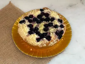 Mono crumble ricota yarándanos