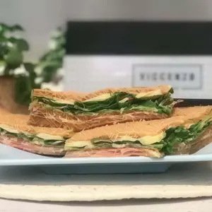 Triple crudo,rúculay parmesano