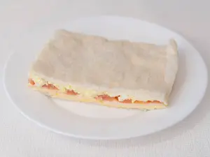 Triple de tomate,huevo y queso