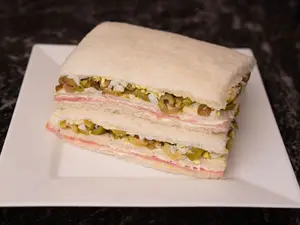 Triple huevo,aceituna y queso