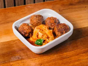 Fetuccini Con Albóndigas