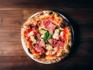 Pizza carciofi e prosciutto