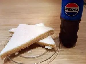 Gaseosa + 2 sándwiches de miga