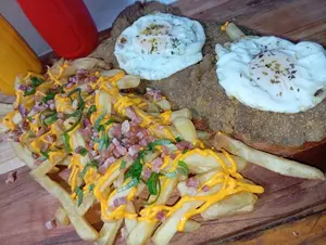 Milanesa A Caballo Con Fritas Ched/Bacon/Verdeo
