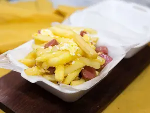 Salchipapas con huevo
