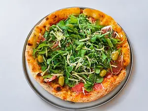 Pizza crudo y rúcula