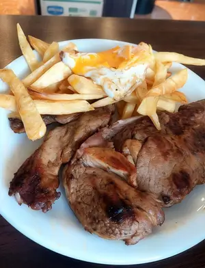 Bife a caballo con guarnición