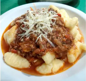 Ñoquis con bolognesa