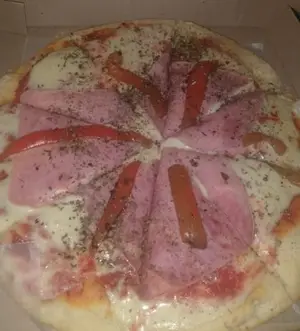 Pizza de jamón y morrón