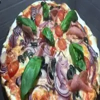 Pizza americana c jamón piedra
