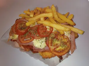 Suprema de pollo napo c/fritas