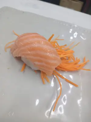 Roll niguiris de salmón