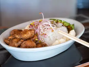 Sushi salad de pollo teriyaki