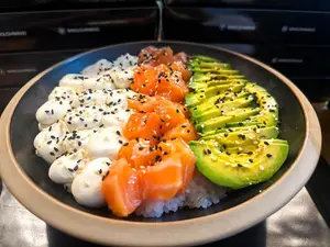 Sushi salad de salmón