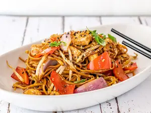 Yakisoba nikkei de pollo