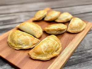 Empanadas surtidas x 12 unidades.