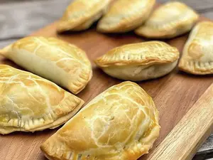 Empanadas surtidas x 6 unidades.