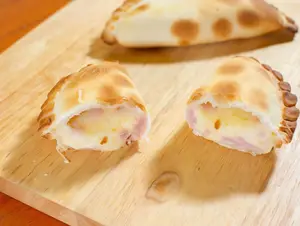 Empanada de jamón y queso