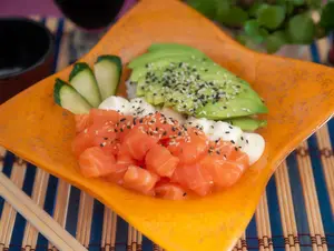 Ensalada de salmón crudo