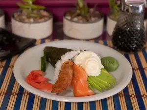 Temaki De Langostino Y Salmón