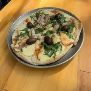 Pizza De Mariscos Y Espinaca